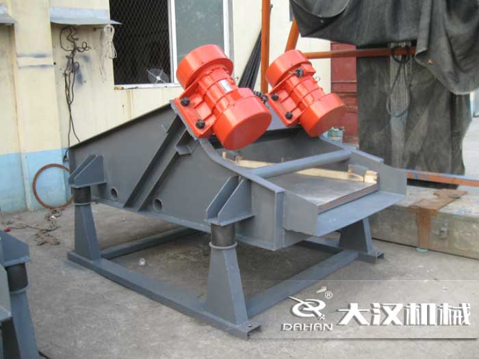 礦用振動篩采用優(yōu)質(zhì)的錳鋼材質(zhì)，主要特點(diǎn)就耐磨性強(qiáng)，對于礦用振動篩來說其，耐磨性是非常重要的。