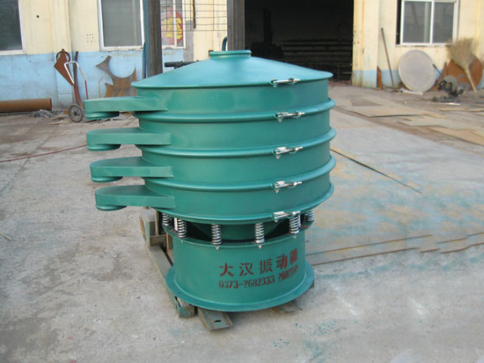 直徑1000型振動篩除了有碳鋼材質(zhì)其還有不銹鋼+碳鋼，以及全不銹鋼的選擇，用戶可根據(jù)用戶物料的性質(zhì)不同可進(jìn)行選擇。