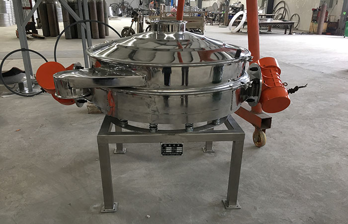 主要采用的是雙振動(dòng)電機(jī)振動(dòng)，其振動(dòng)力比普通振動(dòng)篩要高，同時(shí)采用直泄式的排料方式，很好的解決了堵料塞料的問題。