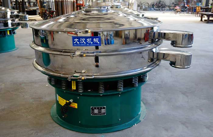 玻璃粉振動(dòng)篩比較常見的材質(zhì)為不銹鋼材質(zhì)，但其碳鋼材質(zhì)的設(shè)備相對來說其使用壽命不夠長，對于一些特殊行業(yè)的物料的篩分也比較有限，所以目前比較受歡迎的材質(zhì)為不銹鋼材質(zhì)。