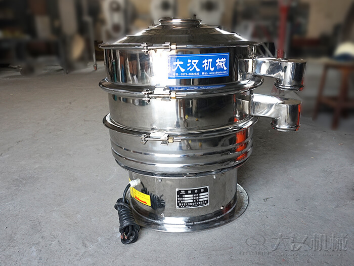 醫(yī)藥振動(dòng)篩主要采用的是304不銹鋼振動(dòng)篩，優(yōu)勢(shì)：設(shè)備干凈衛(wèi)生，不易生銹，使用壽命長(zhǎng)久，經(jīng)久耐用。
